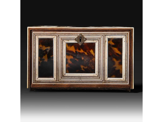 A tortoiseshell veneered and ivory inlaid table cabinet, indo-portuguese, late 17th century, h 17 cm - w 27,5 cm - d 20 cm - total weight 2844g (+) - afbeelding 6 van  7