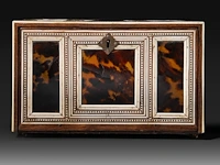 A tortoiseshell veneered and ivory inlaid table cabinet, indo-portuguese, late 17th century, h 17 cm - w 27,5 cm - d 20 cm - total weight 2844g (+) - afbeelding 6 van  7