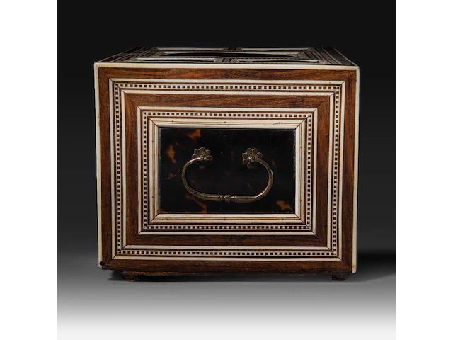 A tortoiseshell veneered and ivory inlaid table cabinet, indo-portuguese, late 17th century, h 17 cm - w 27,5 cm - d 20 cm - total weight 2844g (+) - afbeelding 7 van  7