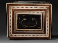 A tortoiseshell veneered and ivory inlaid table cabinet, indo-portuguese, late 17th century, h 17 cm - w 27,5 cm - d 20 cm - total weight 2844g (+) - afbeelding 7 van  7