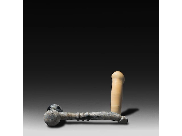 A various and interesting collection of chinese phallic items h 10 - w 7,5 cm (the porcelain) - afbeelding 8 van  9