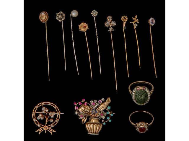 A various collection of a silver and a gold brooch, 9 tie clips and two gold rings - afbeelding 1 van  5