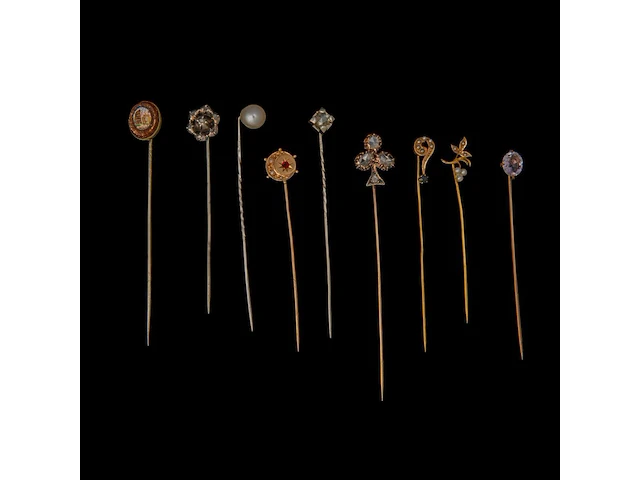 A various collection of a silver and a gold brooch, 9 tie clips and two gold rings - afbeelding 2 van  5