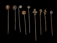 A various collection of a silver and a gold brooch, 9 tie clips and two gold rings - afbeelding 2 van  5