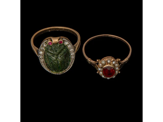 A various collection of a silver and a gold brooch, 9 tie clips and two gold rings - afbeelding 5 van  5