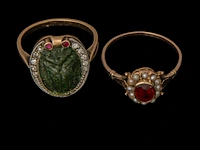 A various collection of a silver and a gold brooch, 9 tie clips and two gold rings - afbeelding 5 van  5