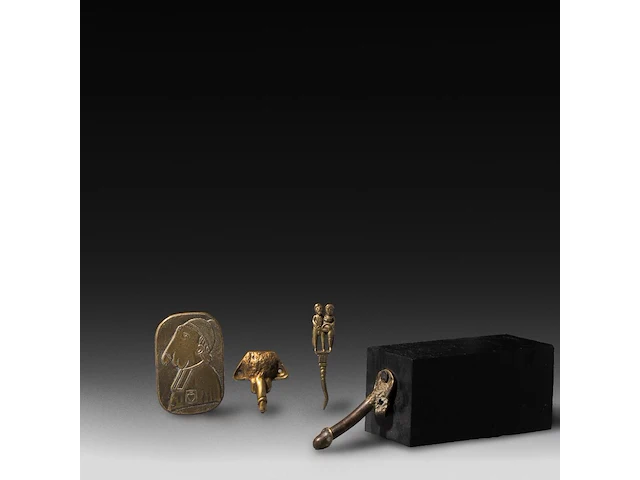 A various collection of brass phallus-themed items, ca. 1900, h 9 cm (the plaque) - afbeelding 1 van  5
