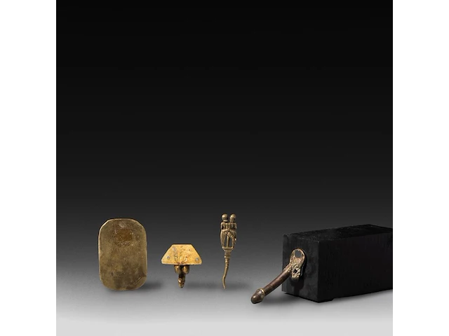 A various collection of brass phallus-themed items, ca. 1900, h 9 cm (the plaque) - afbeelding 2 van  5