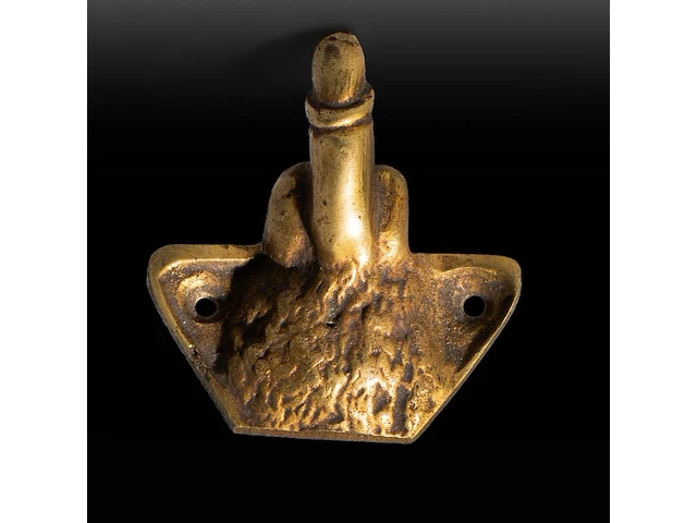 A various collection of brass phallus-themed items, ca. 1900, h 9 cm (the plaque) - afbeelding 4 van  5