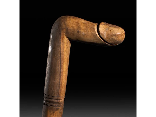 A various collection of carved wooden folk walking sticks with phallic handles - afbeelding 10 van  13