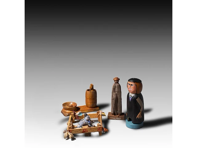 A various collection of phallic-themed folk dolls, h 25 cm (tallest) - afbeelding 2 van  5