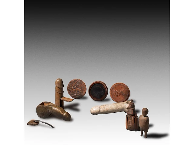 A various collection of phallic-themed folk dolls, h 25 cm (tallest) - afbeelding 4 van  5