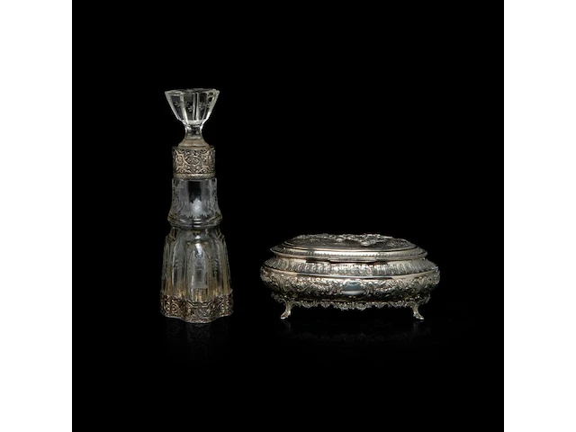 A various collection of silver mounted carafes, a decanter and a bonbonnière, h 9 - 37 cm - afbeelding 2 van  10