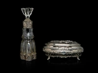 A various collection of silver mounted carafes, a decanter and a bonbonnière, h 9 - 37 cm - afbeelding 2 van  10