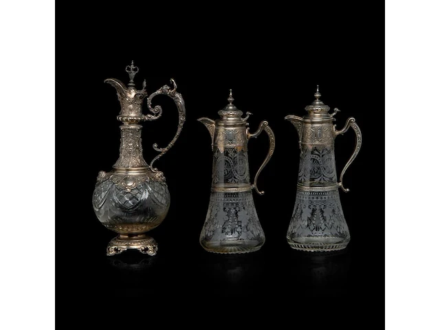 A various collection of silver mounted carafes, a decanter and a bonbonnière, h 9 - 37 cm - afbeelding 3 van  10