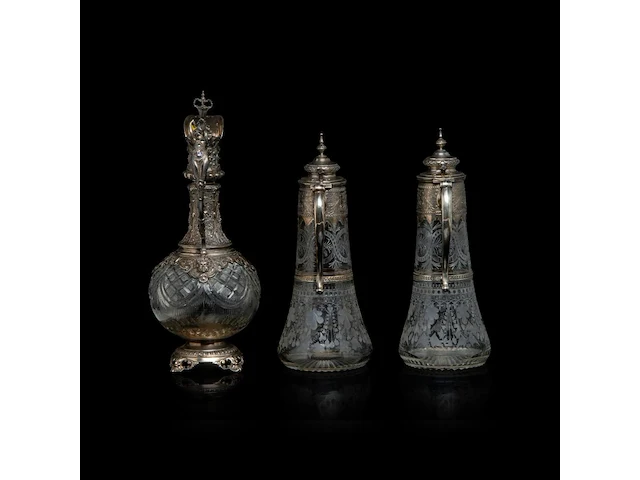 A various collection of silver mounted carafes, a decanter and a bonbonnière, h 9 - 37 cm - afbeelding 4 van  10