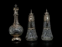 A various collection of silver mounted carafes, a decanter and a bonbonnière, h 9 - 37 cm - afbeelding 4 van  10