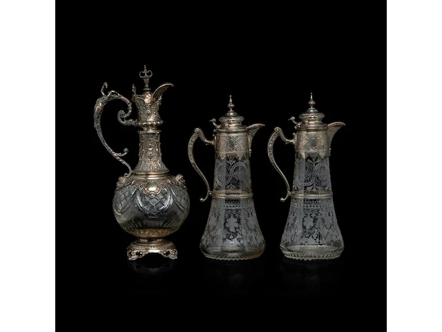 A various collection of silver mounted carafes, a decanter and a bonbonnière, h 9 - 37 cm - afbeelding 5 van  10