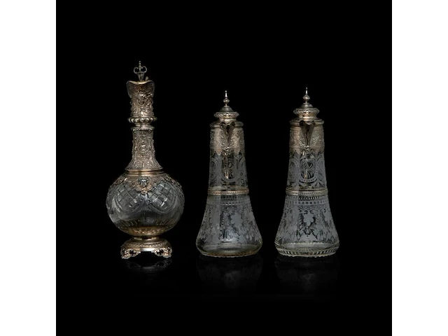 A various collection of silver mounted carafes, a decanter and a bonbonnière, h 9 - 37 cm - afbeelding 6 van  10