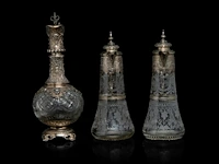 A various collection of silver mounted carafes, a decanter and a bonbonnière, h 9 - 37 cm - afbeelding 6 van  10