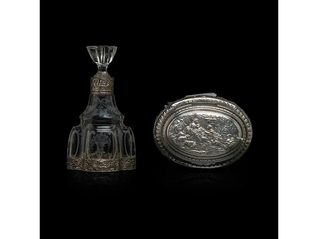 A various collection of silver mounted carafes, a decanter and a bonbonnière, h 9 - 37 cm - afbeelding 8 van  10