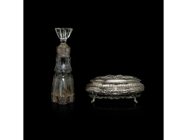 A various collection of silver mounted carafes, a decanter and a bonbonnière, h 9 - 37 cm - afbeelding 9 van  10