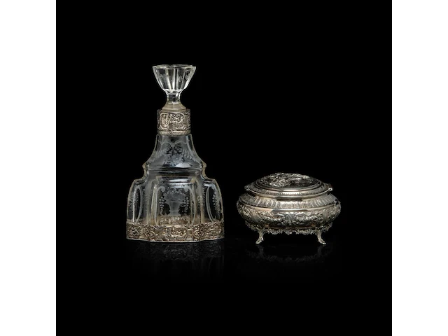 A various collection of silver mounted carafes, a decanter and a bonbonnière, h 9 - 37 cm - afbeelding 10 van  10