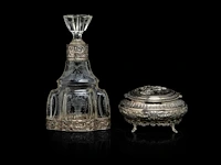 A various collection of silver mounted carafes, a decanter and a bonbonnière, h 9 - 37 cm - afbeelding 10 van  10