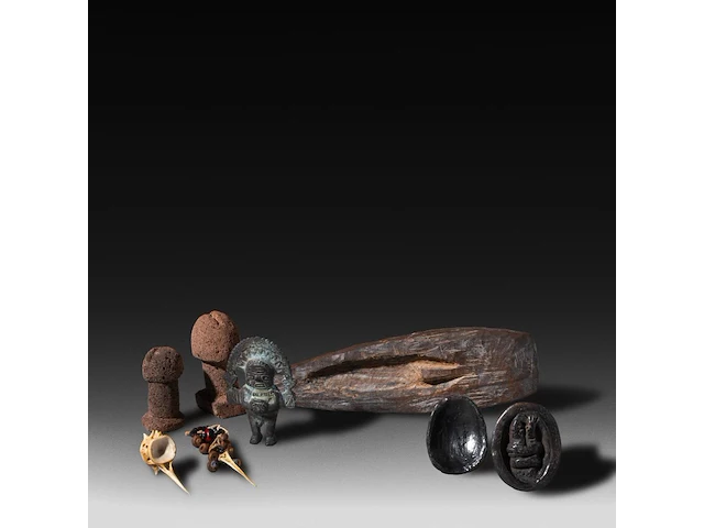 A various collection of south american traditional tribal phallic and other fertility items, l 27 cm (tallest) - afbeelding 1 van  5