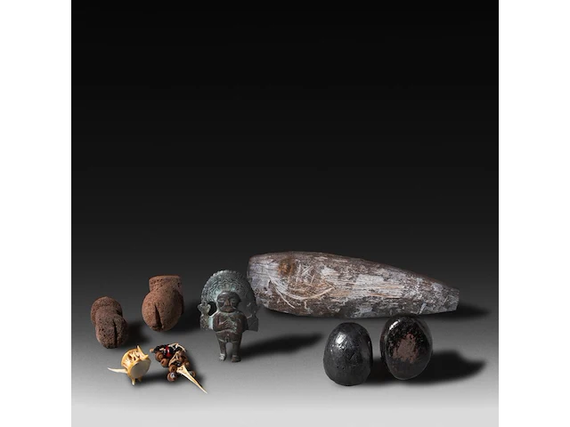 A various collection of south american traditional tribal phallic and other fertility items, l 27 cm (tallest) - afbeelding 2 van  5