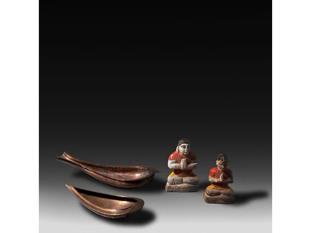 A various collection of traditional indian ceremonial items, symbolising yoni and lingam, h 64,5 cm (tallest) - afbeelding 7 van  8
