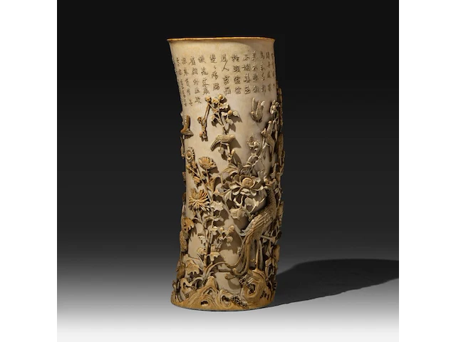 A very fine high relief carved chinese ivory bushpot with many types of birds among a rich variety of branches, leaves and flowers, signed, qing dynasty (probably 18thc), h 31,5 cm - ø 13 cm (+) - afbeelding 1 van  8