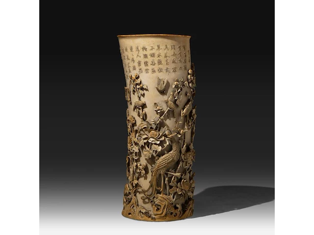 A very fine high relief carved chinese ivory bushpot with many types of birds among a rich variety of branches, leaves and flowers, signed, qing dynasty (probably 18thc), h 31,5 cm - ø 13 cm (+) - afbeelding 2 van  8