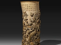 A very fine high relief carved chinese ivory bushpot with many types of birds among a rich variety of branches, leaves and flowers, signed, qing dynasty (probably 18thc), h 31,5 cm - ø 13 cm (+) - afbeelding 2 van  8