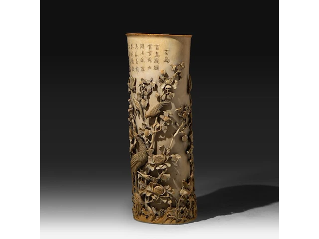 A very fine high relief carved chinese ivory bushpot with many types of birds among a rich variety of branches, leaves and flowers, signed, qing dynasty (probably 18thc), h 31,5 cm - ø 13 cm (+) - afbeelding 3 van  8
