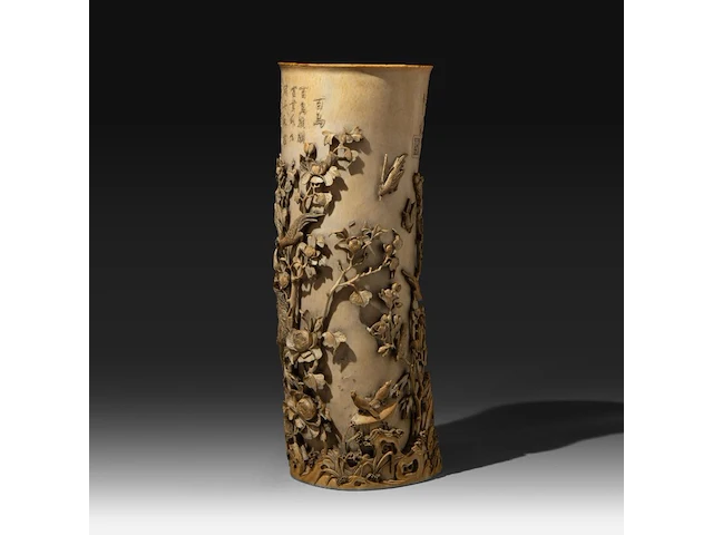 A very fine high relief carved chinese ivory bushpot with many types of birds among a rich variety of branches, leaves and flowers, signed, qing dynasty (probably 18thc), h 31,5 cm - ø 13 cm (+) - afbeelding 4 van  8