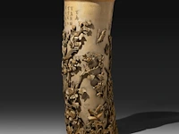 A very fine high relief carved chinese ivory bushpot with many types of birds among a rich variety of branches, leaves and flowers, signed, qing dynasty (probably 18thc), h 31,5 cm - ø 13 cm (+) - afbeelding 4 van  8