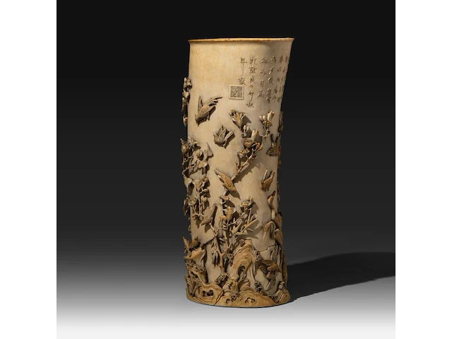 A very fine high relief carved chinese ivory bushpot with many types of birds among a rich variety of branches, leaves and flowers, signed, qing dynasty (probably 18thc), h 31,5 cm - ø 13 cm (+) - afbeelding 5 van  8