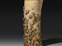 A very fine high relief carved chinese ivory bushpot with many types of birds among a rich variety of branches, leaves and flowers, signed, qing dynasty (probably 18thc), h 31,5 cm - ø 13 cm (+) - afbeelding 5 van  8