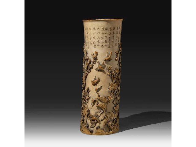 A very fine high relief carved chinese ivory bushpot with many types of birds among a rich variety of branches, leaves and flowers, signed, qing dynasty (probably 18thc), h 31,5 cm - ø 13 cm (+) - afbeelding 6 van  8