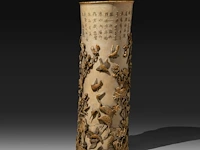 A very fine high relief carved chinese ivory bushpot with many types of birds among a rich variety of branches, leaves and flowers, signed, qing dynasty (probably 18thc), h 31,5 cm - ø 13 cm (+) - afbeelding 6 van  8