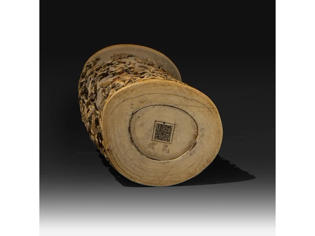 A very fine high relief carved chinese ivory bushpot with many types of birds among a rich variety of branches, leaves and flowers, signed, qing dynasty (probably 18thc), h 31,5 cm - ø 13 cm (+) - afbeelding 8 van  8