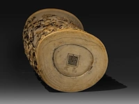 A very fine high relief carved chinese ivory bushpot with many types of birds among a rich variety of branches, leaves and flowers, signed, qing dynasty (probably 18thc), h 31,5 cm - ø 13 cm (+) - afbeelding 8 van  8