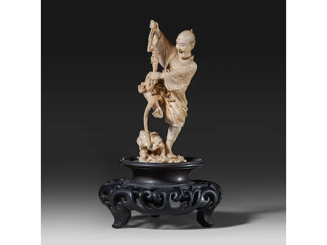 A very fine japanese ivory okimono of a man fighting a tiny dragon, meiji period (1868-1912); total h 18 cm - ivory h 12,5 cm - total weight 237g (+) - afbeelding 1 van  5