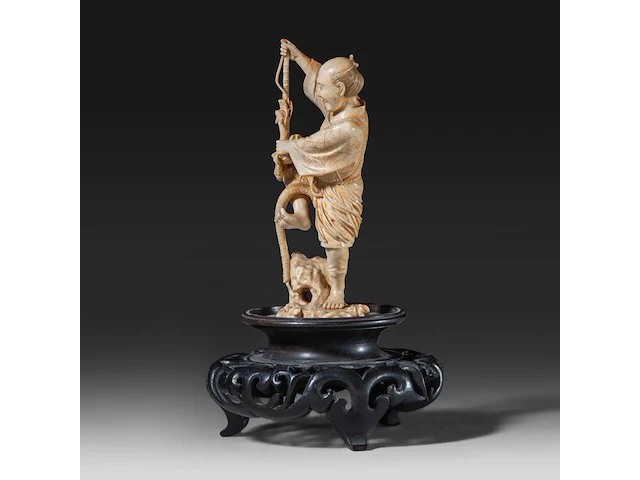 A very fine japanese ivory okimono of a man fighting a tiny dragon, meiji period (1868-1912); total h 18 cm - ivory h 12,5 cm - total weight 237g (+) - afbeelding 2 van  5