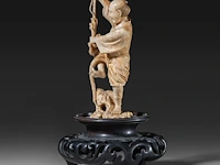A very fine japanese ivory okimono of a man fighting a tiny dragon, meiji period (1868-1912); total h 18 cm - ivory h 12,5 cm - total weight 237g (+) - afbeelding 2 van  5