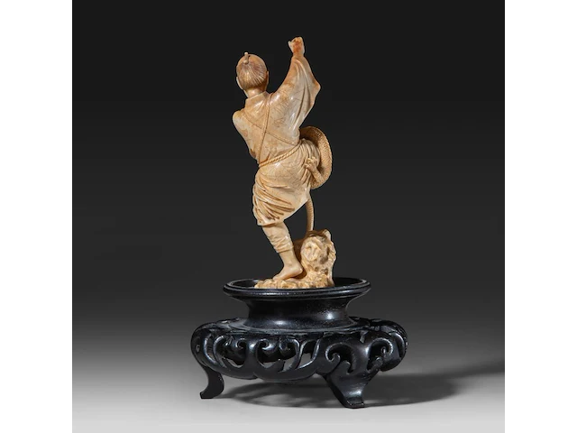 A very fine japanese ivory okimono of a man fighting a tiny dragon, meiji period (1868-1912); total h 18 cm - ivory h 12,5 cm - total weight 237g (+) - afbeelding 3 van  5