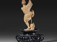 A very fine japanese ivory okimono of a man fighting a tiny dragon, meiji period (1868-1912); total h 18 cm - ivory h 12,5 cm - total weight 237g (+) - afbeelding 3 van  5