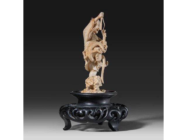 A very fine japanese ivory okimono of a man fighting a tiny dragon, meiji period (1868-1912); total h 18 cm - ivory h 12,5 cm - total weight 237g (+) - afbeelding 4 van  5