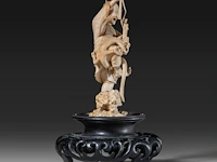 A very fine japanese ivory okimono of a man fighting a tiny dragon, meiji period (1868-1912); total h 18 cm - ivory h 12,5 cm - total weight 237g (+) - afbeelding 4 van  5